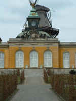 Neue Kammern im Park Sanssouci; im Hintergrund die Historische Mhle